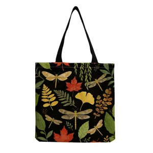 Vue détaillée du sac cabas en toile avec impression de libellules et feuilles.