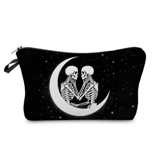 Schwarze Kosmetiktasche mit Gothic Skelett Mond Motiv, Reißverschluss und praktischer Schlaufe.