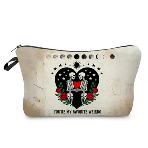 Detailaufnahme einer Kosmetiktasche mit Totenkopf und Rosen, Mondphasen und Reißverschluss.