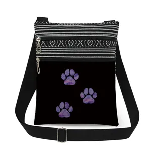Vue détaillée du sac bandoulière noir avec doubles fermetures éclair et pattes violettes.