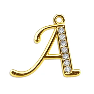 Detailansicht eines goldenen Buchstaben A Anhängers mit funkelnden Zirkonia Steinen.