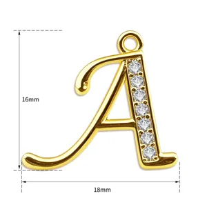 Goldener Buchstabe A Anhänger mit glitzernden Zirkonia Steinen verziert. Detailansicht.