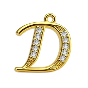Goldfarbener Buchstabe D Anhänger Mikro Zirkonia funkelnde Initialen Schmuck Detailaufnahme