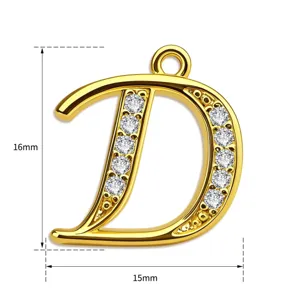 Detailaufnahme des goldenen Buchstaben D Anhängers mit funkelnden Zirkoniasteinen und Maßen.