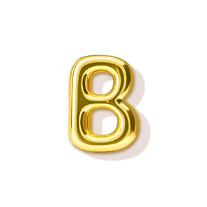 Nahaufnahme Detailansicht eines glänzenden goldenen aufgeblasenen Buchstabe B Anhängers.