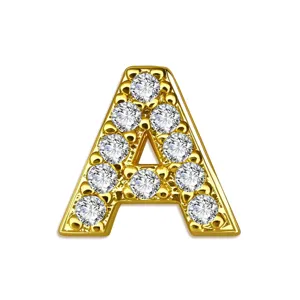 Detailopname van letter A hanger van koper met heldere zirkonia, DIY ketting accessoire.