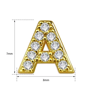 Detail van zirkoon letter A hanger, verguld koper DIY sieraden component met glanzende stenen.