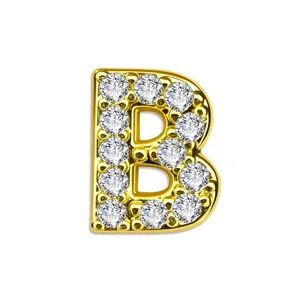 Detailopname van gouden letter B hanger van koper, ingelegd met schitterende zirkonia stenen.