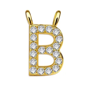 Detail des goldenen Buchstabe B Anhängers mit funkelnden Zirkoniasteinen für DIY Schmuck.
