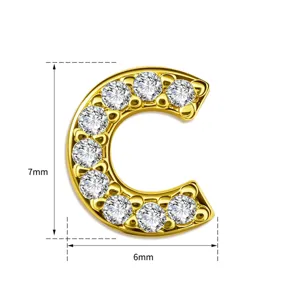 Gedetailleerd overzicht van de goudkleurige koperen letter C hanger, geplaveid met zirkonia.