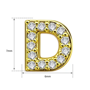 Gedetailleerd uitzicht op een gouden letter D hanger met prachtige zirkonia stenen.