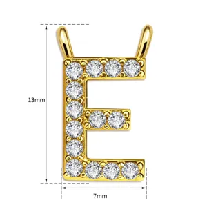 Vergoldeter Buchstabe E Anhänger mit funkelnden Zirkonia Steinen Schmuck Detail.
