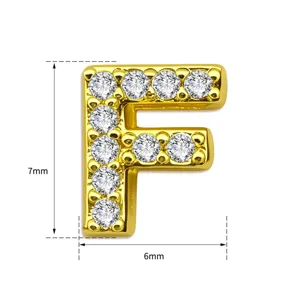 Gedetailleerd overzicht van vergulde messing letter F hanger met sprankelende zirkoniastenen.