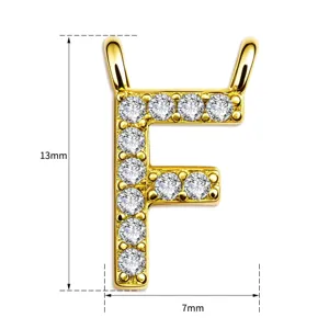 Nahaufnahme Detail des goldenen Buchstaben F Anhängers mit Zirkonia Steinen für DIY Schmuck.