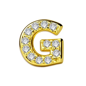 Close up van vergulde messing letter G hanger met sprankelende ingelegde zirkonia stenen.