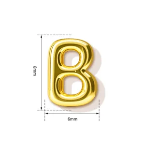 Goldener Buchstabe B Anhänger Detail, glänzendes Kupfer Accessoire für individuelle Ketten.