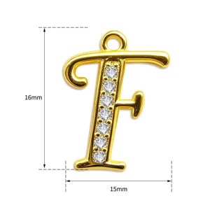Goldener Buchstabe F Anhänger Detailaufnahme, funkelnde Zirkonia Steine Mikrofassung.