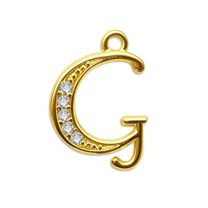 Detailansicht des goldenen Buchstaben G Anhängers mit funkelnden Zirkoniasteinen, Schmuckaccessoire.