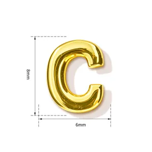 Goldener Buchstabe C Anhänger Detailansicht, 8x6mm Metall Alphabet Charm für DIY Schmuck.