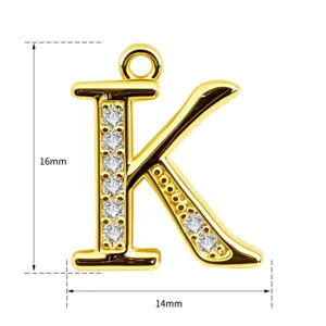 Detailansicht des goldenen Buchstaben K Anhängers mit Zirkonia und genauen Maßangaben.