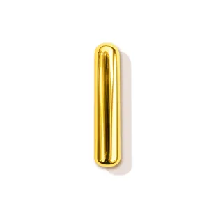 Nahaufnahme Detail des glatten goldenen Buchstabenanhängers, polierte Kupferoberfläche.