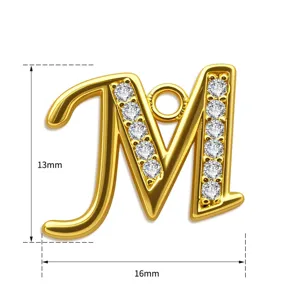 Goldener Buchstabe M Anhänger Detail mit 13x16mm Größe und feinen Zirkonia Steinen.