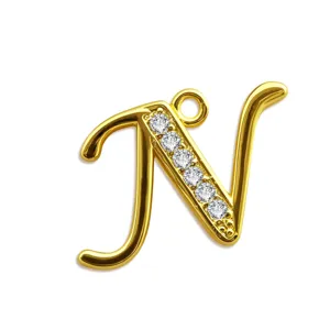 Nahaufnahme des goldenen Buchstaben-N-Anhängers mit Mikro-Zirkonia-Details für Zubehör.