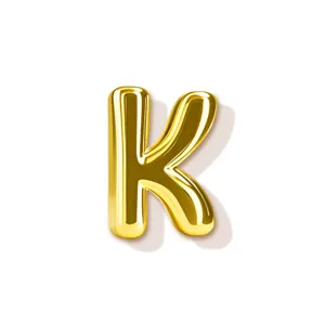 Detailansicht des glatten 3D-Goldbuchstaben K Anhängers, ideal für Ketten und Armbänder.
