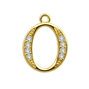 Goldenes Buchstabe O Anhänger Detail, Zirkonia Steine funkeln, elegante Schmuck Zubehör