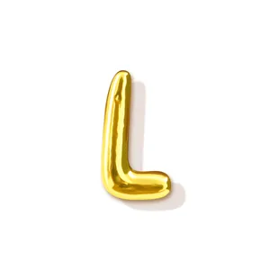 Nahaufnahme Detail eines goldenen Buchstaben L Anhängers, minimalistisch glänzendes Kupferdesign.