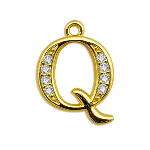 Goldener Buchstabe Q Anhänger Detailaufnahme, Mikro-Pavé-Zirkonia funkelndes Charm Accessoire.