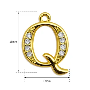 Gold Buchstabe Q Anhänger Nahaufnahme Ansicht mit Mikrofassung Zirkon Steinen und Metalldetails.