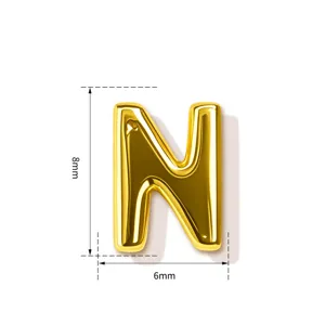 Detailaufnahme eines goldenen Buchstaben N Anhängers, glänzendes 8mm Metall DIY Schmuckstück.