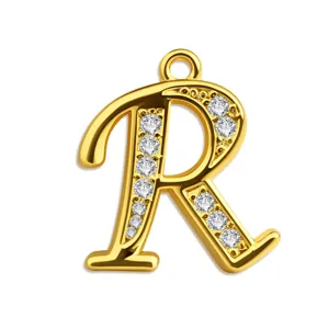 Goldener Buchstabe R Anhänger mikrofassung Zirkonia Detailansicht Schmuck Accessoire edler