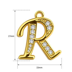 Nahaufnahme des goldenen Buchstaben-R-Anhängers mit funkelnden Zirkoniasteinen im Detail.