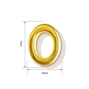 Minimalistischer Kupfer Buchstabe O Anhänger Detailansicht, glänzendes Gold Ketten Accessoire.
