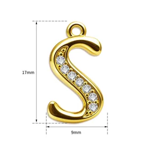 Goldene Buchstabe S Anhänger Detailansicht, Zirkon Steine, Maße 17x9mm edles Schmuckstück.