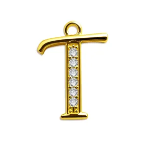Nahaufnahme des goldenen Buchstaben-T-Anhängers mit funkelnden Zirkoniasteinen im Detail.