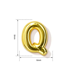 Gold Buchstabe Q Anhänger Detailansicht mit glatter Metalloberfläche, Abmessungen 8mm mal 6mm.