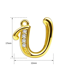 Detailansicht des goldenen Buchstaben-Anhängers mit 17x12mm und feinen Zirkoniasteinen.