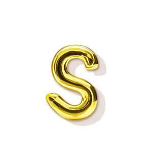 Detailansicht eines glatten, goldfarbenen Buchstaben-S-Anhängers für vielseitigen Schmuck.