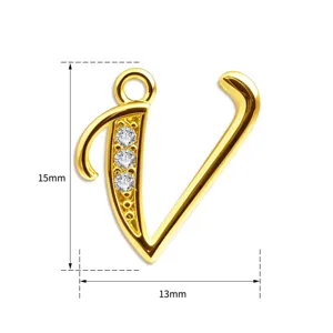 Detailansicht eines vergoldeten Buchstaben V Anhängers mit Zirkonsteinen. Größe 15x13 mm.