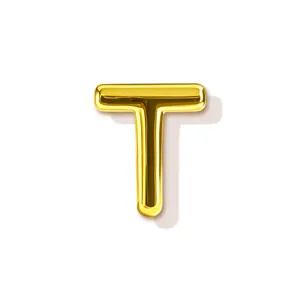 Goldenes Buchstabe T Anhänger Detail, minimalistischer glatter Metallanhänger für Armbänder.