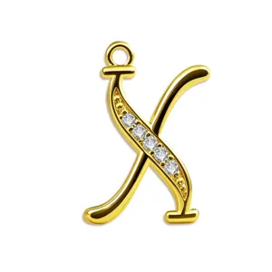 Detailansicht des goldenen Buchstabenanhängers mit funkelnden Zirkoniasteinen für Schmuck.