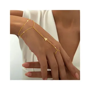 Bracelet de main dore avec initiale A et design de poignet double pour femme elegante.