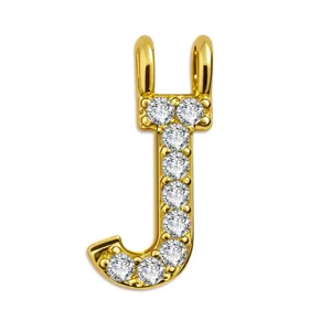 Nahaufnahme des goldenen Buchstaben-J-Anhängers mit funkelnden Zirkonia und doppelten Ösen.