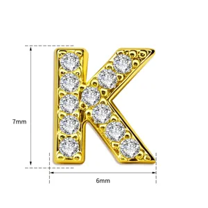 Detailopname van een vergulde letter K hanger versierd met sprankelende zirkonia stenen.