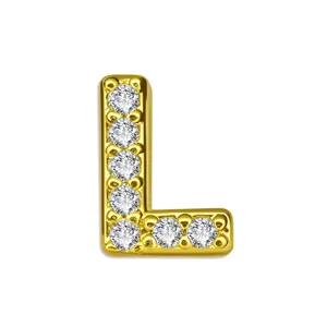 Detailopname van gouden letter L hanger bezet met sprankelende witte zirkoniasteentjes.