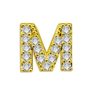 Detail van gouden letter M hanger bezet met sprankelende zirkoniastenen voor DIY ketting accessoire.