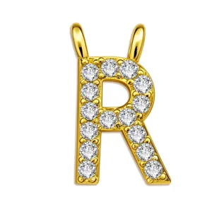 Nahaufnahme des goldenen Buchstaben R Anhängers mit funkelnden Zirkonia Steinen für Schmuck.